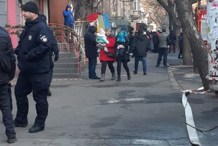 Волонтеры на месте трагического пожара оказывают помощь родственникам, пропавших детей (фото)