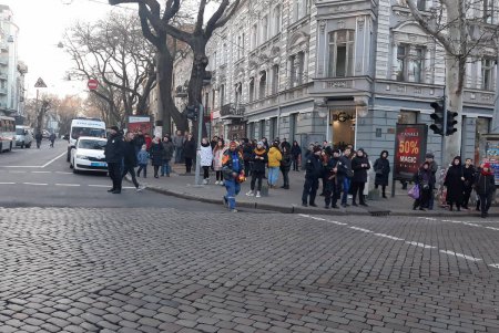 Волонтеры на месте трагического пожара оказывают помощь родственникам, пропавших детей (фото)