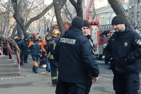 Волонтеры на месте трагического пожара оказывают помощь родственникам, пропавших детей (фото)