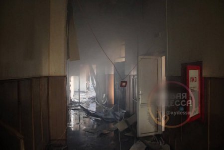 Появились фото изнутри здания колледжа после пожара