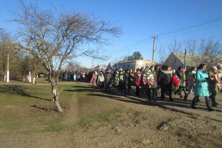 В селе Новониколаевка провели в последний путь студентку, погибшую при пожаре в одесском колледже (фото)