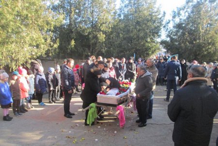 В селе Новониколаевка провели в последний путь студентку, погибшую при пожаре в одесском колледже (фото)