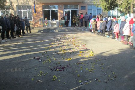 В селе Новониколаевка провели в последний путь студентку, погибшую при пожаре в одесском колледже (фото)