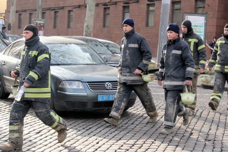 Поисковые работы на месте пожара в здании колледжа ведутся круглосуточно (фоторепортаж)