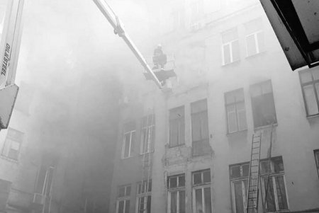 Оператор автовышки спас несколько человеческих жизней во время страшного пожара на Троицкой (фото)