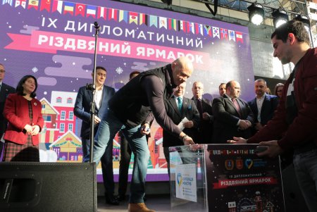 На благотворительной дипломатической ярмарке собрали средства на оборудование для областной детской больницы и роддома № 1 (фото)