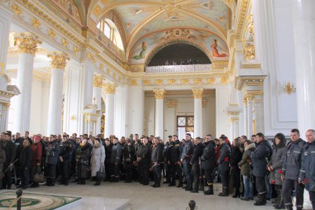 В Одессе попрощались со спасателем, погибшим в результате пожара на Троицкой (фоторепортаж)