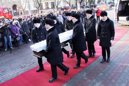 В Одессе попрощались со спасателем, погибшим в результате пожара на Троицкой (фоторепортаж)