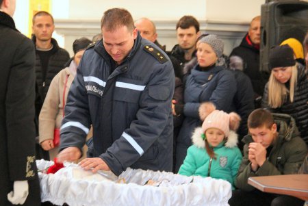 В Одессе попрощались со спасателем, погибшим в результате пожара на Троицкой (фоторепортаж)