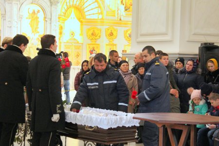 В Одессе попрощались со спасателем, погибшим в результате пожара на Троицкой (фоторепортаж)