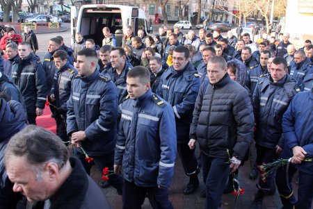 В Одессе попрощались со спасателем, погибшим в результате пожара на Троицкой (фоторепортаж)