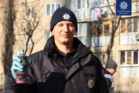 Патрульные вместе с молодежью закрасили на улицах города более 100 надписей с рекламой наркотикой (фото)