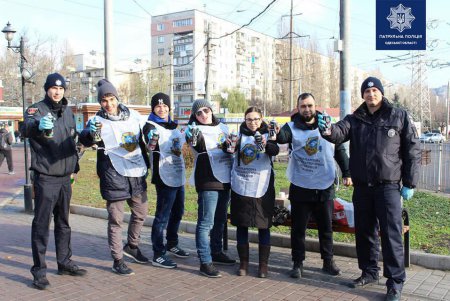 Патрульные вместе с молодежью закрасили на улицах города более 100 надписей с рекламой наркотикой (фото)