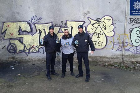 Патрульные вместе с молодежью закрасили на улицах города более 100 надписей с рекламой наркотикой (фото)