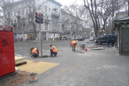 От Тираспольской площади до улицы Льва Толстого обустраивают пешеходную часть (фото)