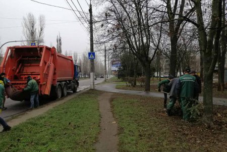 Коммунальщики подметают дорожки, убирают мусор и ухаживают за газонами в парках и скверах (фото)