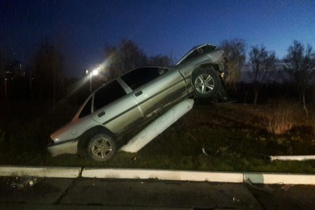 В Измаиле пьяный водитель иномарки врезался в столб: авто встало на дыбы (фото)