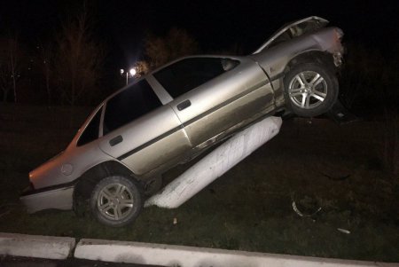 В Измаиле пьяный водитель иномарки врезался в столб: авто встало на дыбы (фото)
