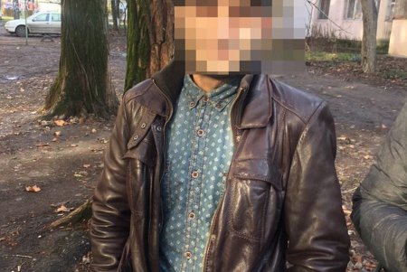 Двое мужчин разгуливали по Малиновскому району с пакетом наркотиков (фото)