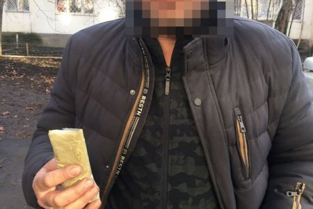 Двое мужчин разгуливали по Малиновскому району с пакетом наркотиков (фото)