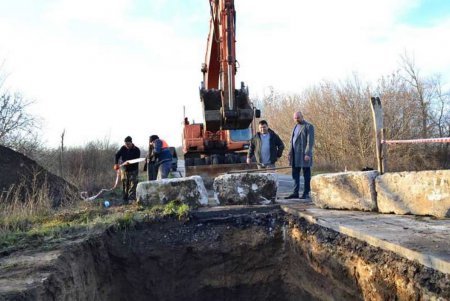Аварийный мост автодороги между Болградом и селом Каракурт начали ремонтировать (фото)