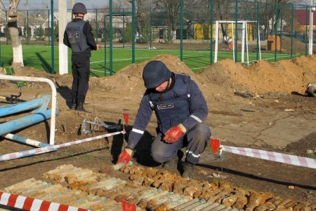 Пиротехники уничтожили боеприпасы, найденные на территории школы в Беляевском районе (фото)