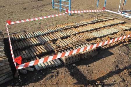 Пиротехники уничтожили боеприпасы, найденные на территории школы в Беляевском районе (фото)