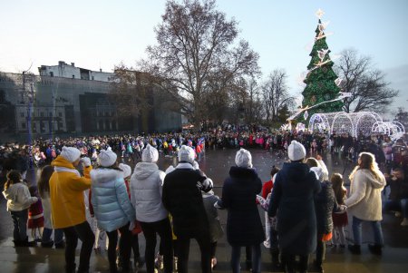 На Думской площади открылась главная городская елка (фоторепортаж)