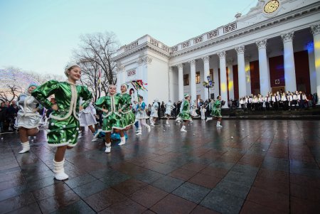 На Думской площади открылась главная городская елка (фоторепортаж)