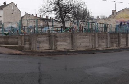 На Ольгиевском спуске укрепили столетнюю подпорную стенку, которая грозила оползнями (фото)