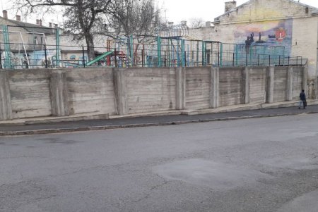 На Ольгиевском спуске укрепили столетнюю подпорную стенку, которая грозила оползнями (фото)