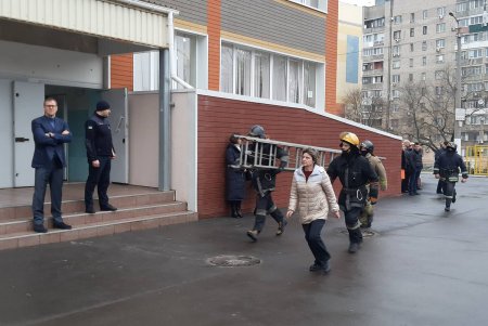 Тренировка эвакуации: спасатели ликвидировали условный пожар в одесской школе №1 (фото, видео)