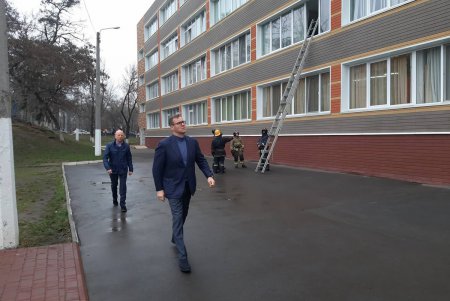 Тренировка эвакуации: спасатели ликвидировали условный пожар в одесской школе №1 (фото, видео)