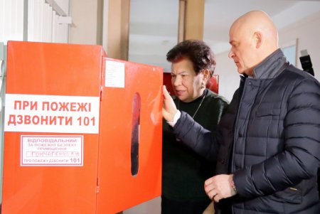 Эвакуировали по тревоге: учения по пожарной безопасности в школе на Молдаванке (фоторепортаж)