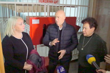 Эвакуировали по тревоге: учения по пожарной безопасности в школе на Молдаванке (фоторепортаж)