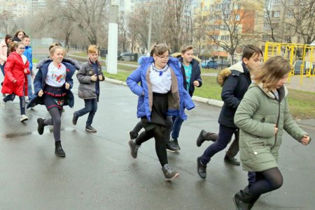 Эвакуировали по тревоге: учения по пожарной безопасности в школе на Молдаванке (фоторепортаж)