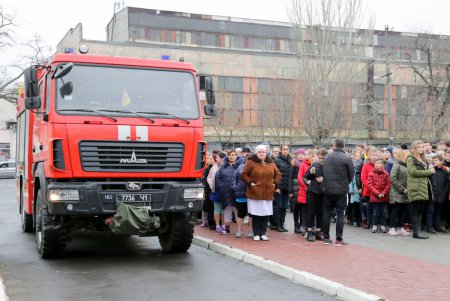 Эвакуировали по тревоге: учения по пожарной безопасности в школе на Молдаванке (фоторепортаж)