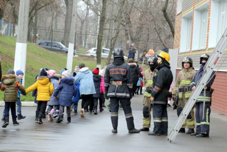 Эвакуировали по тревоге: учения по пожарной безопасности в школе на Молдаванке (фоторепортаж)
