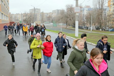 Эвакуировали по тревоге: учения по пожарной безопасности в школе на Молдаванке (фоторепортаж)