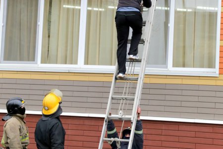 Эвакуировали по тревоге: учения по пожарной безопасности в школе на Молдаванке (фоторепортаж)