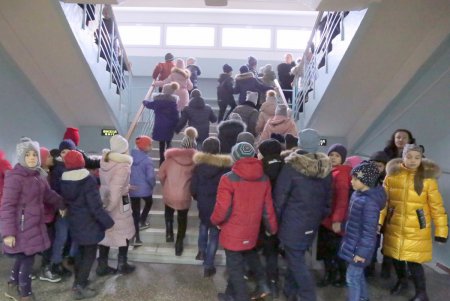 Эвакуировали по тревоге: учения по пожарной безопасности в школе на Молдаванке (фоторепортаж)