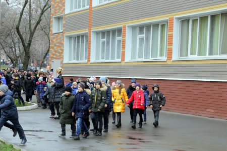 Эвакуировали по тревоге: учения по пожарной безопасности в школе на Молдаванке (фоторепортаж)