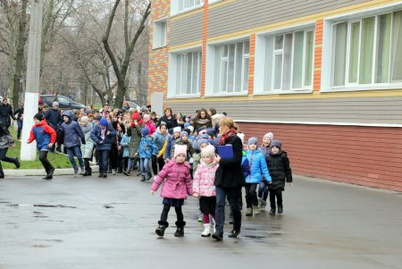 Эвакуировали по тревоге: учения по пожарной безопасности в школе на Молдаванке (фоторепортаж)
