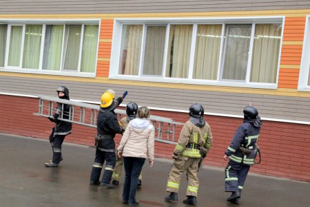 Эвакуировали по тревоге: учения по пожарной безопасности в школе на Молдаванке (фоторепортаж)