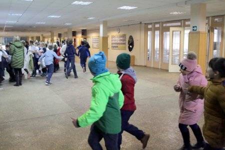 Эвакуировали по тревоге: учения по пожарной безопасности в школе на Молдаванке (фоторепортаж)