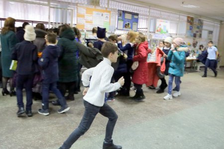Эвакуировали по тревоге: учения по пожарной безопасности в школе на Молдаванке (фоторепортаж)