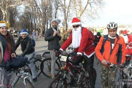 Мотоциклисты и велосипедисты проехались по городу в новогодних костюмах (фото)