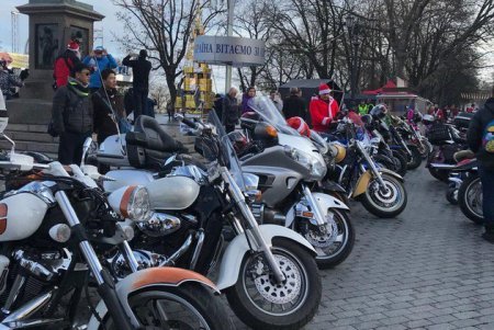 Мотоциклисты и велосипедисты проехались по городу в новогодних костюмах (фото)