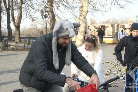 Мотоциклисты и велосипедисты проехались по городу в новогодних костюмах (фото)