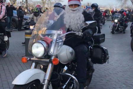 Мотоциклисты и велосипедисты проехались по городу в новогодних костюмах (фото)